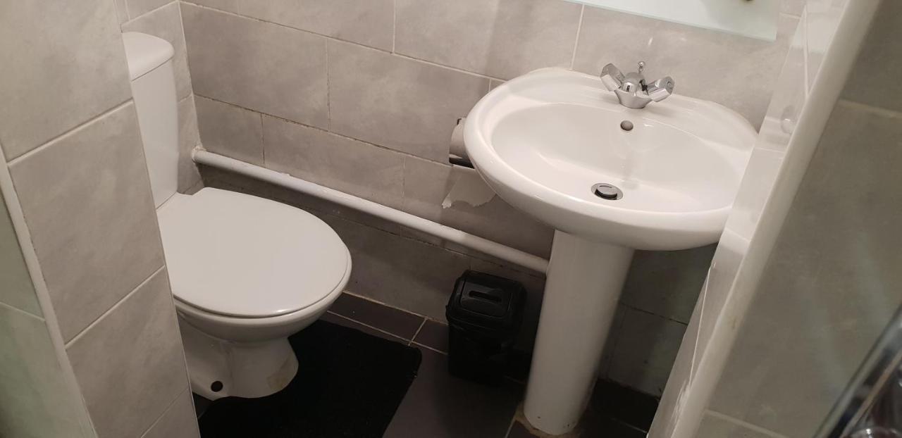 Private Basement Studio Flat With Modern Features Apartment Huddersfield Exterior photo