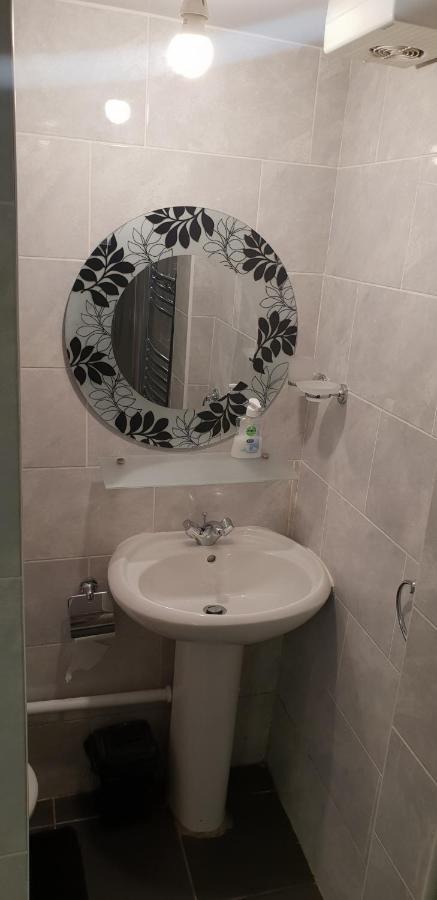 Private Basement Studio Flat With Modern Features Apartment Huddersfield Exterior photo